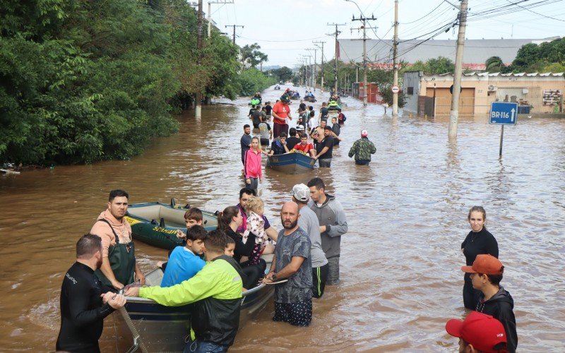 Imagens da movimentação de embarcações na Avenida Arnaldo Pereira da Silva e no condomínio Parque Baviera Life, no bairro Santos Dumont | abc+
