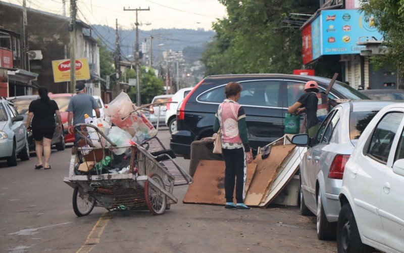 Entulhos já se acumulam pelas ruas do bairro Canudos