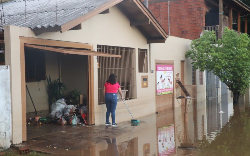 Moradores começam a limpeza após recuo da água