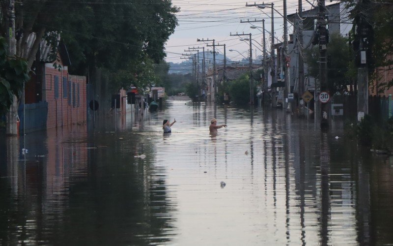 Muitos ainda se arriscam na enchente