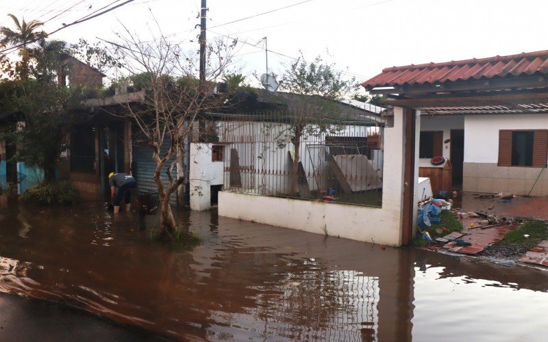 Moradores captam água da própria enchente para fazer a limpeza | abc+