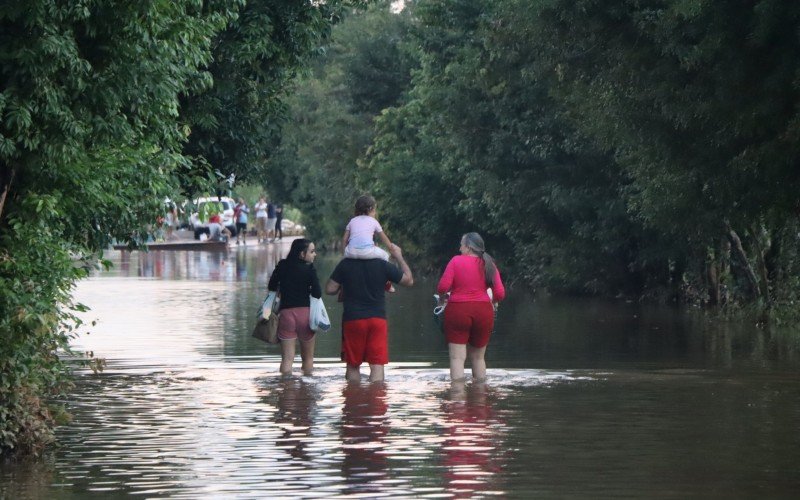 Moradores precisam enfrentar alagamentos