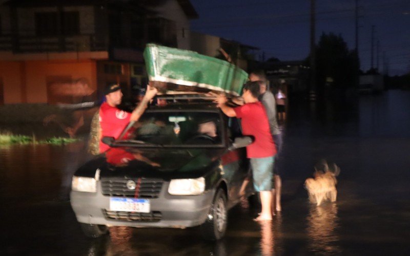 Barco é colocado de volta sobre o carro para ser levado a outro local