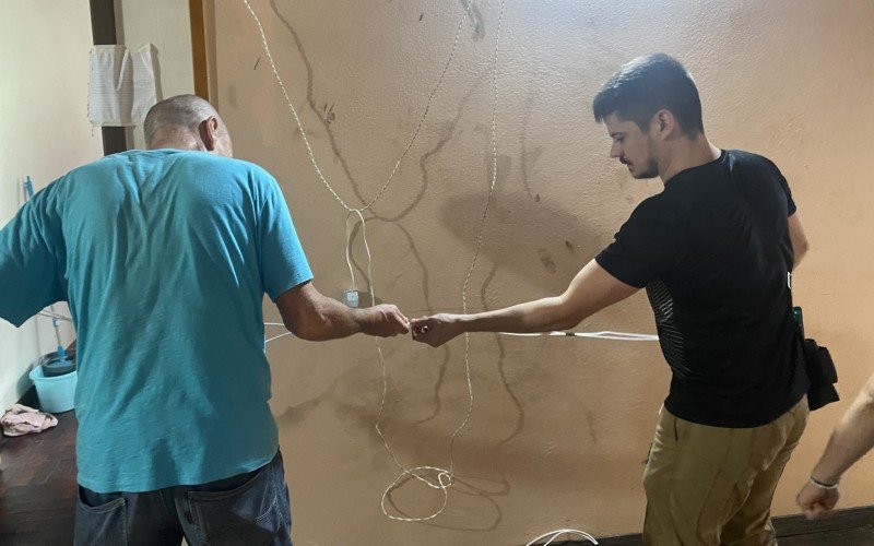 Voluntários instalam pontos de luz e tomadas para quem trabalha no local