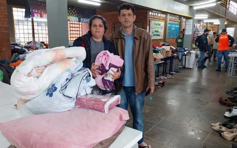 Marcio José Fernandes e a esposa Cassiana Raimundo Fernandes buscam donativos na central de doações de Rolante | abc+