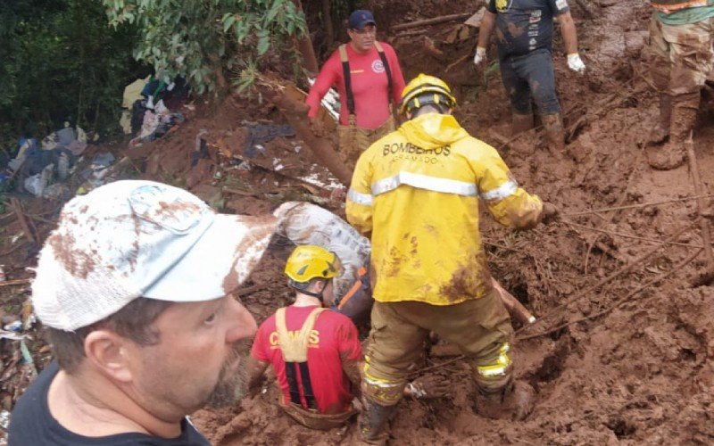 Corpo da Ãºltima vÃ­tima de deslizamento na Linha Pedras Brancas Ã© retirado dos escombros