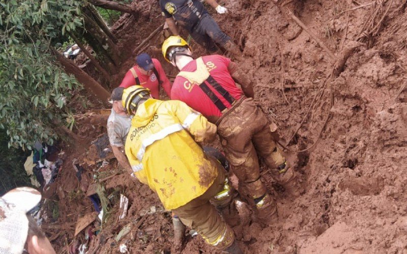 Corpo da última vítima de deslizamento na Linha Pedras Brancas sendo retirado dos escombros na Serra | abc+