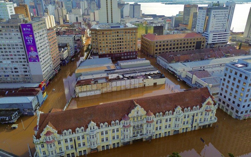 Mercado Público e Centro Histórico de Porto Alegre ficaram alagados com marca recorde do nível do Guaíba | abc+