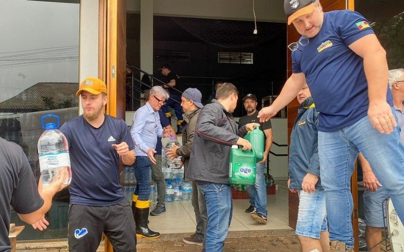 Prefeitura de Portão com a ajuda de voluntários prestou ajuda a São Sebastião do Caí no sábado (4)