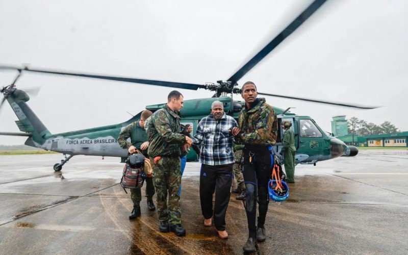Militares da FAB também atuam em resgates no RS | abc+