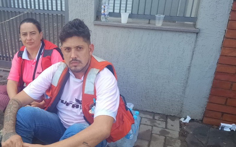 No ano passado, Wagner e sua esposa Andréia vieram de Sapucaia do Sul para ajudar no socorro aos moradores de São Leopoldo atingidos pela cheia | abc+