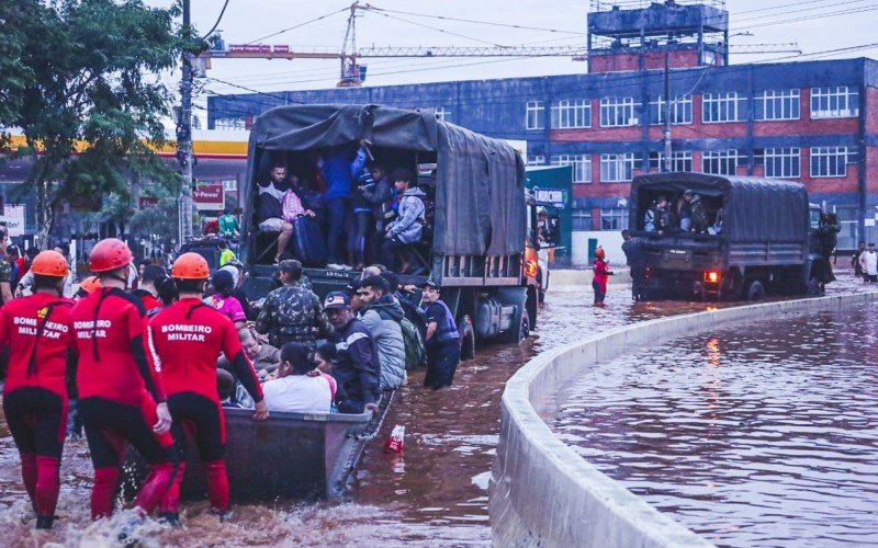 Resgate de moradores atingidos pela enchente no bairro Humaitá, zona norte de Porto Alegre | abc+
