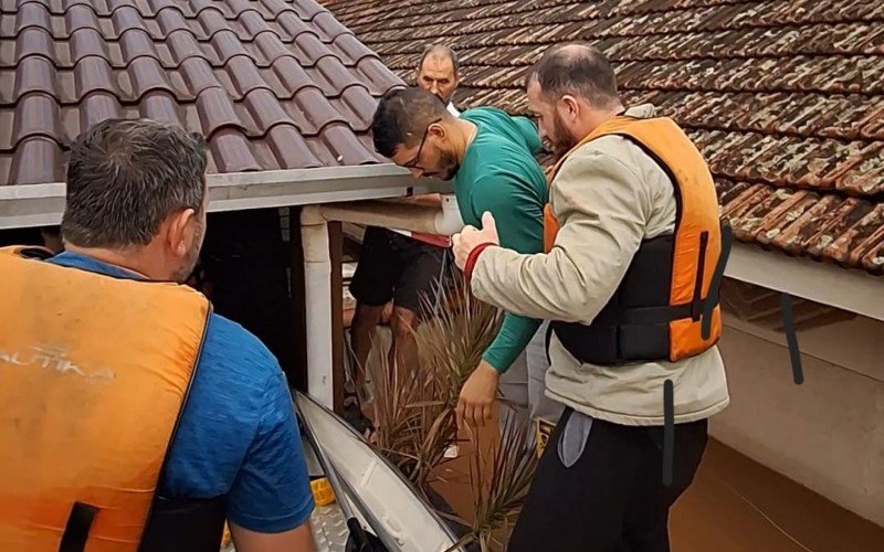 Pai e filho são socorridos por voluntários que estão desde sexta resgatando moradores em Novo Hamburgo e São Leopoldo | abc+