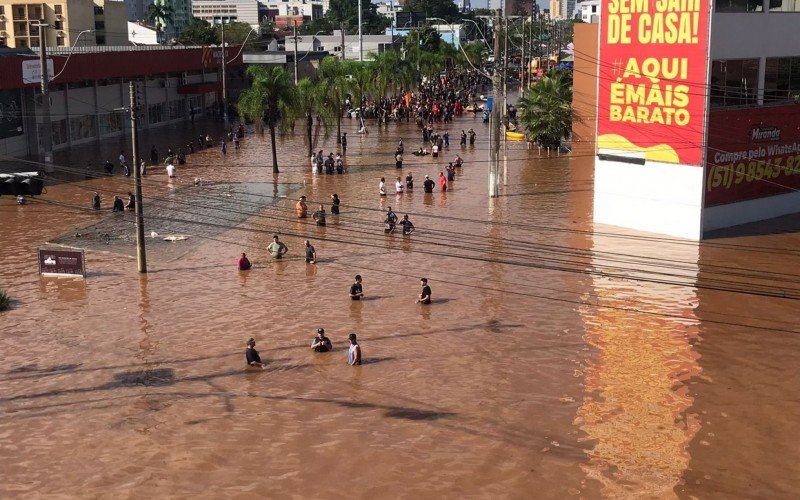 Lateral da BR-116 no viaduto da Avenida João Corrêa, em São Leopoldo, totalmente inundada | abc+