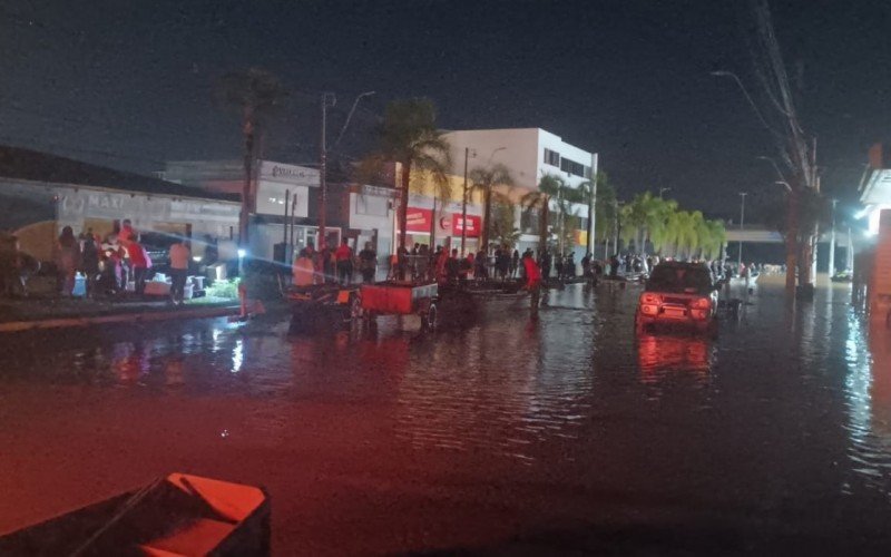 Trecho bloqueado e inundado na Avenida João Corrêa, próximo à BR-116, do Centro em direção aos bairros Vicentina e São Miguel