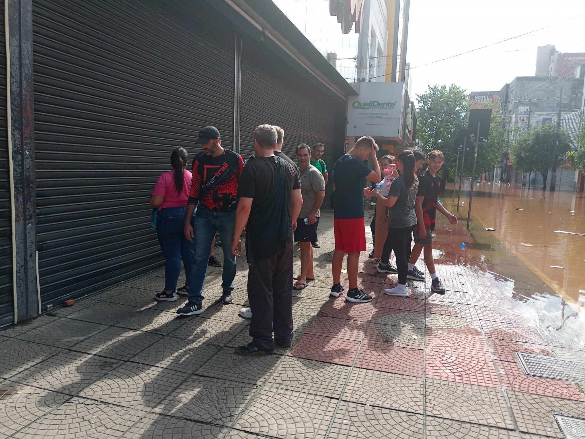  CATÁSTROFE NO RS: Água toma conta de praça e lojas no Centro