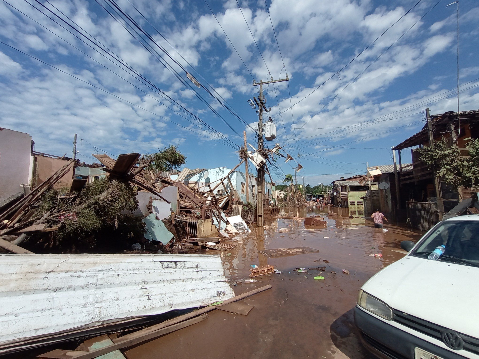CATÁSTROFE NO RS: Enchente baixa e móveis são vistos presos na rede de energia elétrica; veja fotos de São Sebastião do Caí