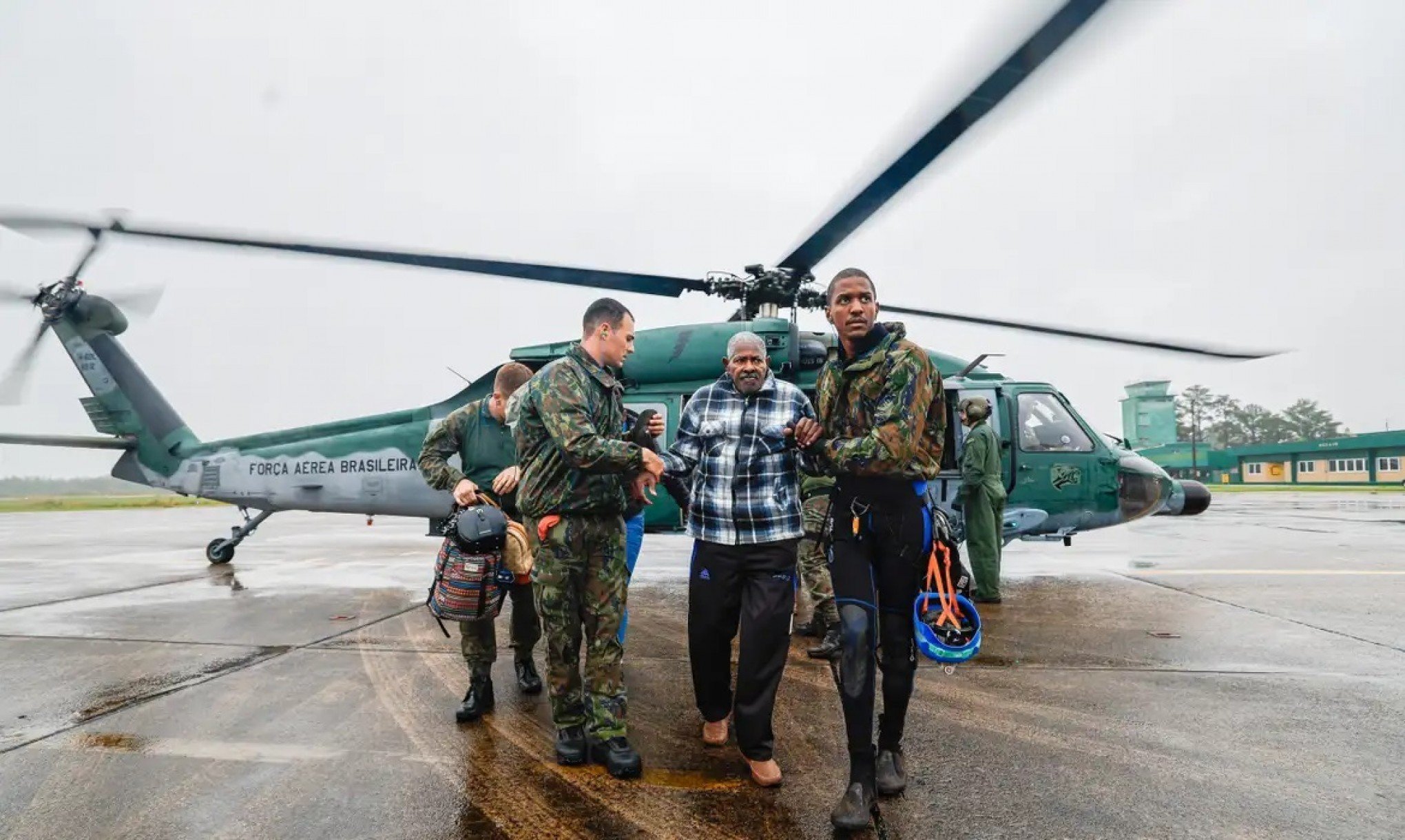 AGÊNCIA LUPA: É falso que Exército enviou apenas 3 helicópteros para resgate das vítimas das enchentes no RS