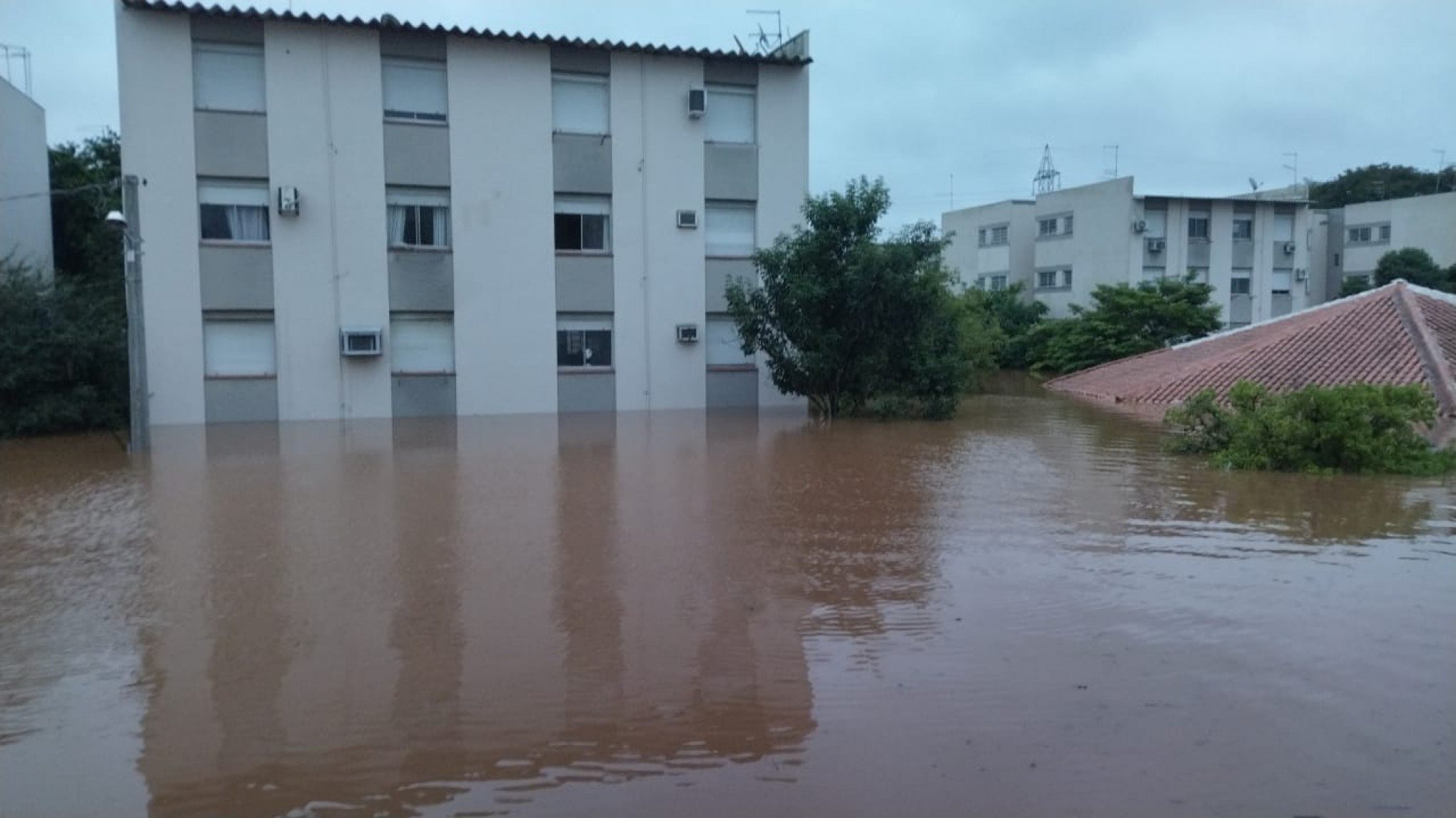 CATÁSTROFE NO RS: Condomínio de São Leopoldo já tem água chegando aos apartamentos do segundo andar