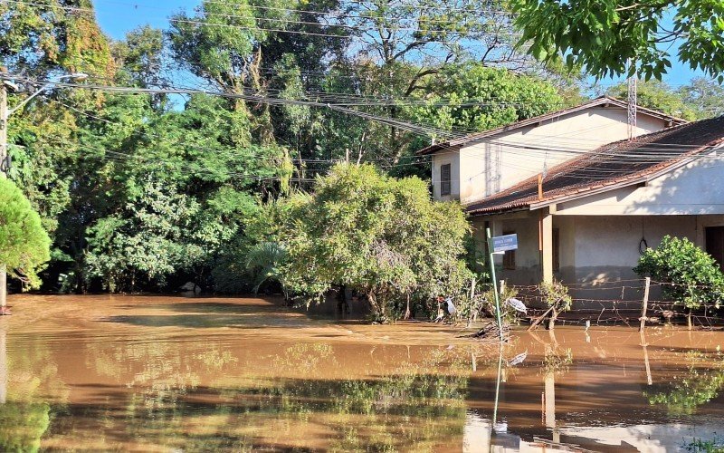 Marca da altura em que a água chegou está evidente em residência do Loteamento Integração, na Lomba Grande