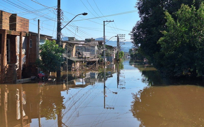Os acessos ao bairro Canudos pela Avenida dos Municípios seguem todos bloqueados devido a cheia do Rio dos Sinos