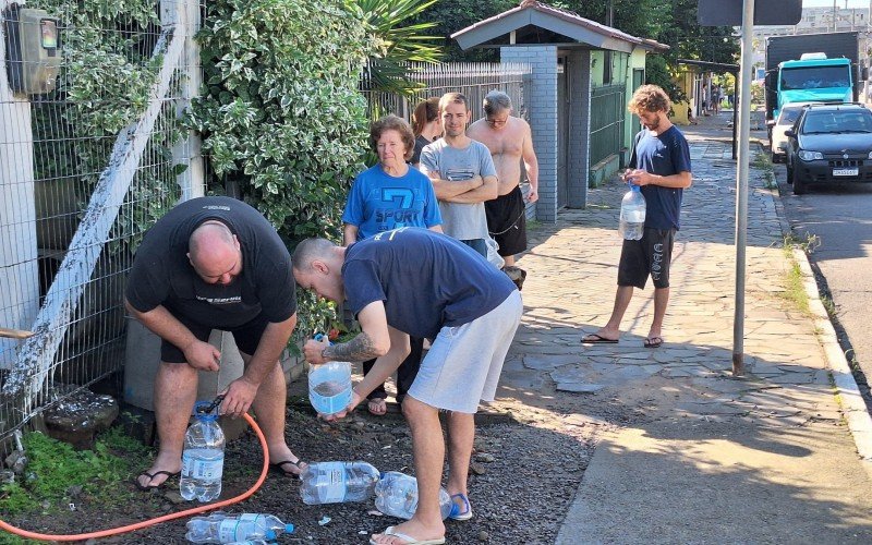 Moradores afetados pela enchente formam fila em frente a loja de materiais de construção atrás de água potável  | abc+