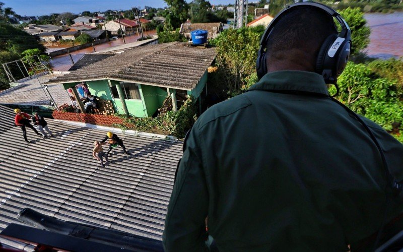 Fotógrafo acompanhou equipe de resgate e flagrou salvamentos e cenas angustiantes da cheia