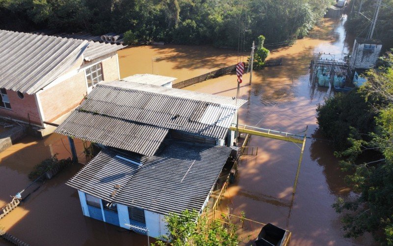 Durante a tarde, a Comusa recolocou motores de captação da água para a realização de testes | abc+