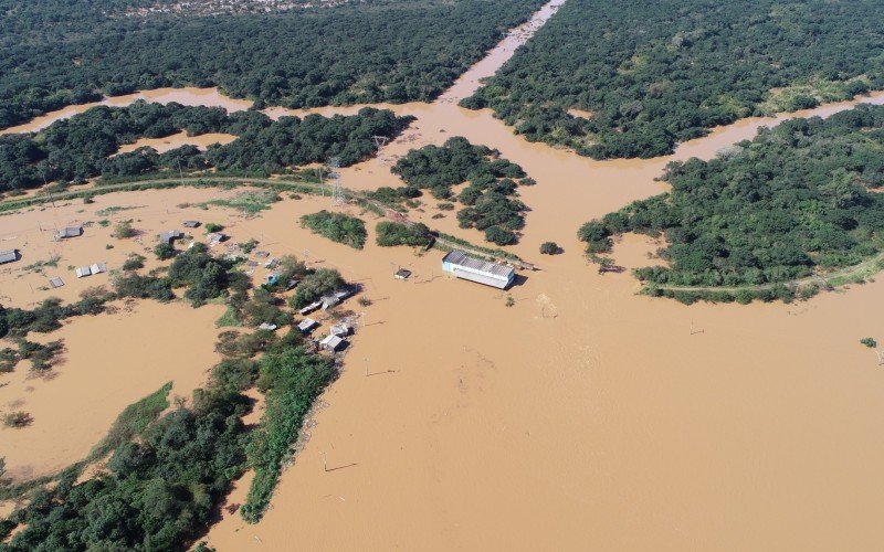 Imagem aérea mostra área rompida do dique, ao lado da casa de bombas submersa | abc+