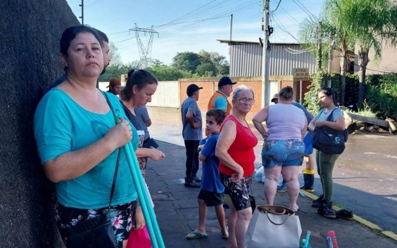Madalena do Espírito Santo espera transporte para limpar casa na Barrinha, em Campo Bom | abc+