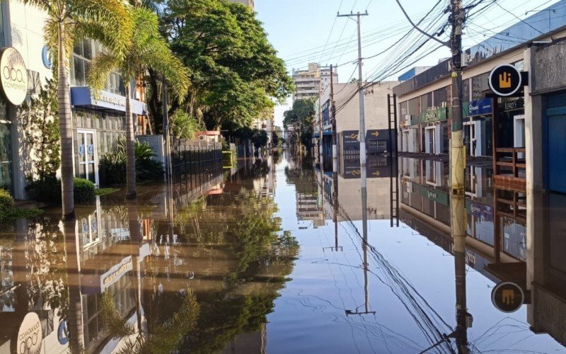 Rua São Joaquim, no Centro de São Leopoldo, atingida pela água 