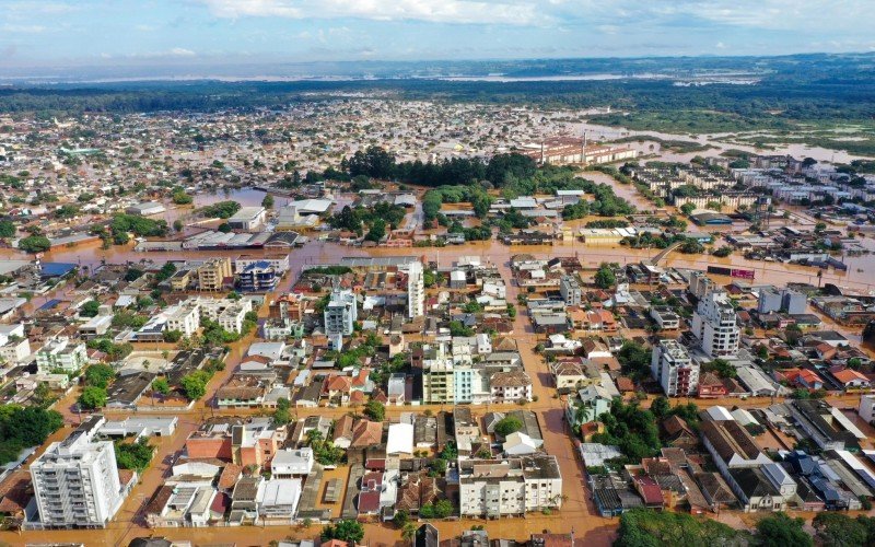 Grande parte da cidade foi atingida pela enchente, inclusive micro, pequenas, médias e grandes empresas 