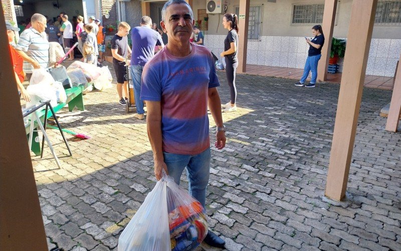 Em Igrejinha: aposentado Flávio da Silva, 54 anos, que mora com sua esposa, filha e neta na mesma casa, pegou alimentos porque a água chegou a dois metros de altura em sua casa  | abc+