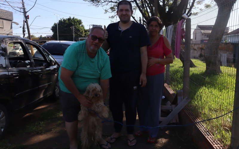 leopoldenses ficam abrigados em esquina da 8Âº BC com a BR-116 - Paulo, Rodrigo e Sandra