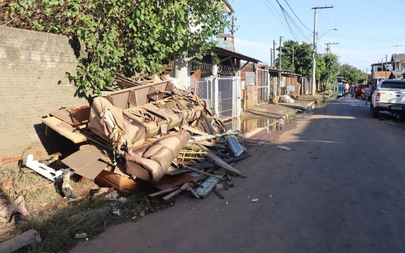 Escombros se acumulam pelas ruas do bairro Santo Afonso