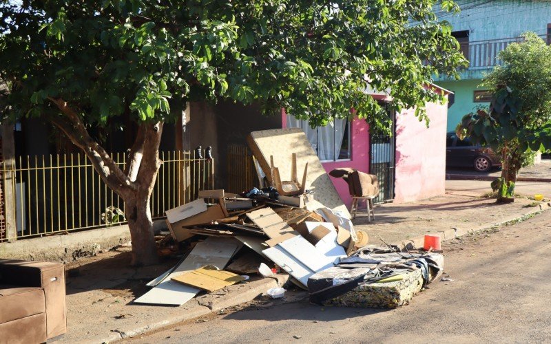 Escombros se acumulam pelas ruas do bairro Santo Afonso