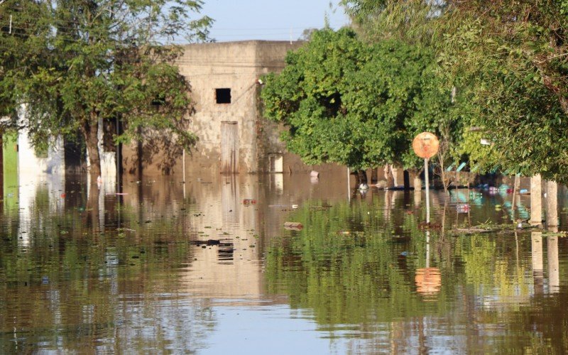 Água ainda inunda grande parte do bairro Santo Afonso