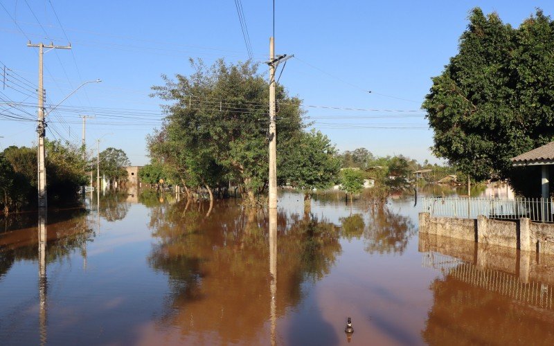 Água ainda inunda grande parte do bairro Santo Afonso