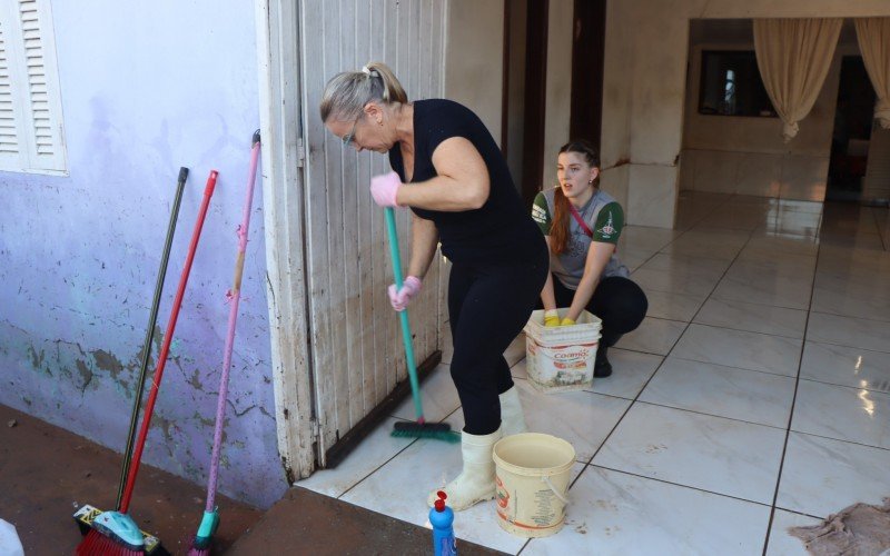 Vanda e Diulia ajudam na limpeza em residência no bairro Canudos