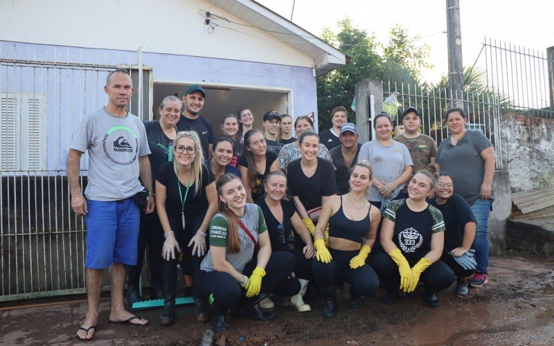Mais de 20 voluntários atuaram na limpeza de casas no bairro Canudos | abc+