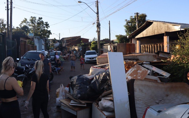 Móveis perdidos por moradores se acumulam pela rua