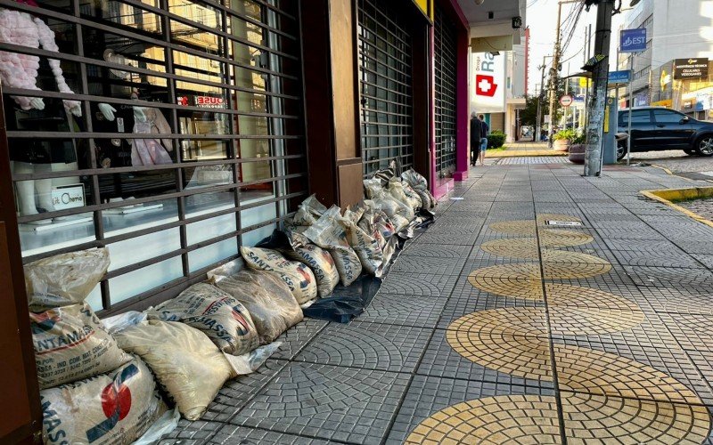 Lojistas se preveniram contra a enchente da maneira que puderam 