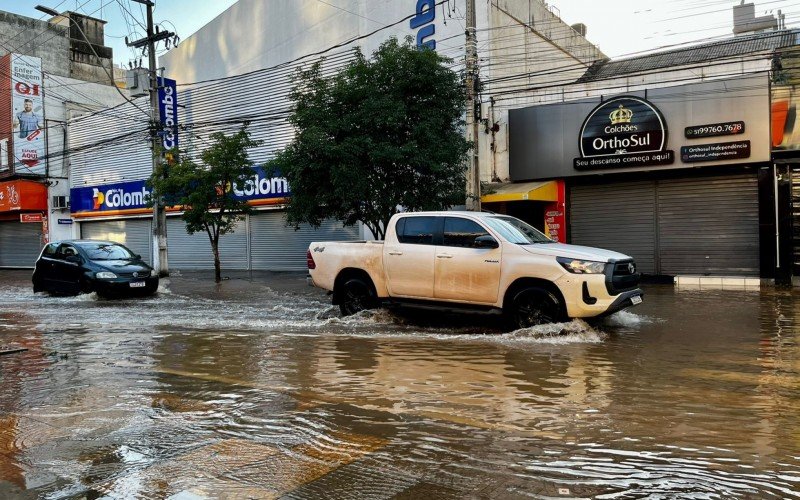 Rua IndependÃªncia tem trechos alagados na manhÃ£ desta segunda-feira (6)