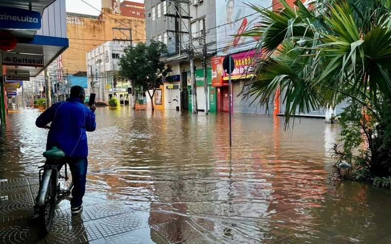 Rua Independência foi uma das vias do Centro alagadas pela enchente