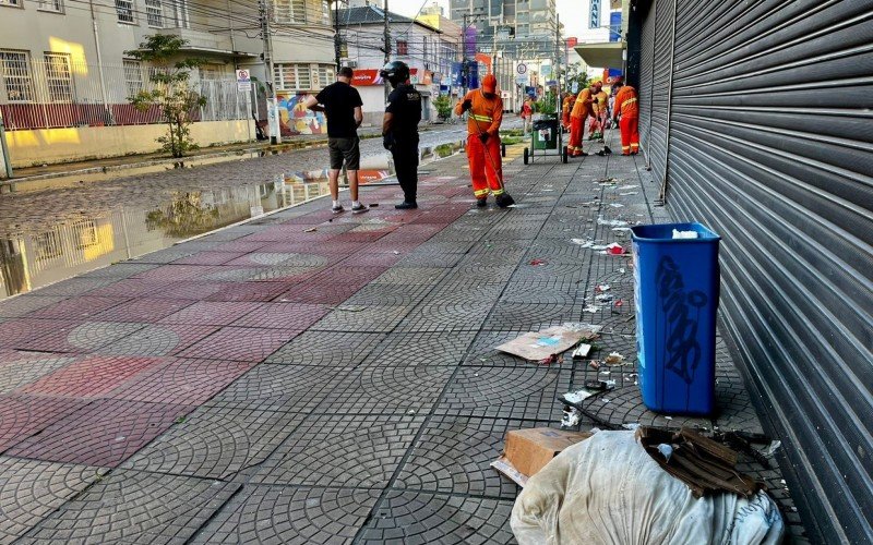 MutirÃ£o de limpeza ocorre nesta manhÃ£ na Rua IndependÃªncia 