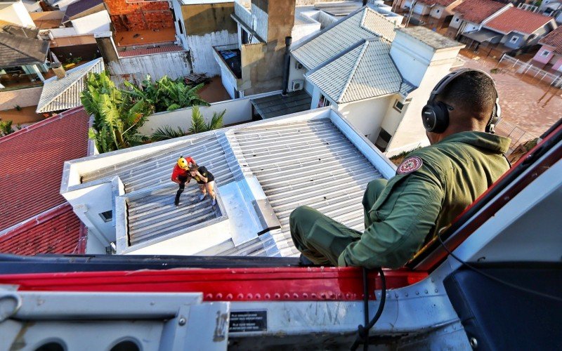 Fotógrafo acompanhou equipe de resgate e flagrou salvamentos e cenas angustiantes da cheia