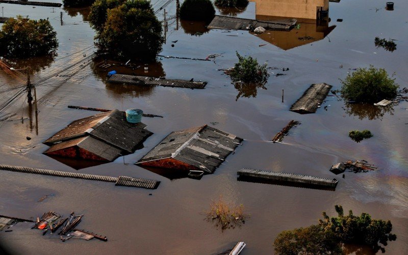 Fotógrafo acompanhou equipe de resgate e flagrou salvamentos e cenas angustiantes da cheia