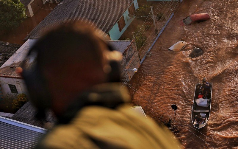 Fotógrafo acompanhou equipe de resgate e flagrou cenas de salvamento e angustiantes, que dão a dimensão da cheia na região metropolitana | abc+