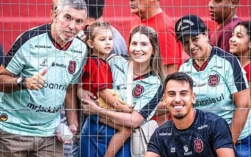 Thierry postou esta foto com a família e escreveu: 