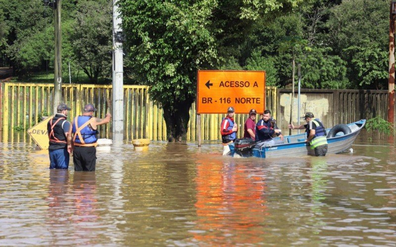 Quase mil pessoas ficam sem moradia por causa da enchente em Esteio